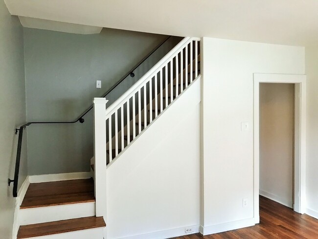 Foto del edificio - VERY NICELY DONE OAKLAND HOUSE AVAILABLE AUGUST 2026!