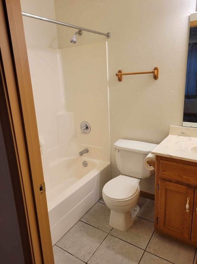 Building Photo - 1226 Lake Dr