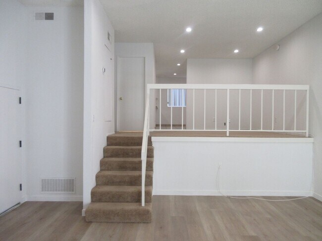 Foto del edificio - Duggan Property Management, Inc presents  *Reduced*  Canoga Park- 3BD 2.5BA