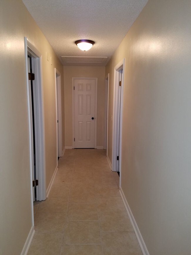 Building Photo - NEWLY REMODELED 3 BEDROOM 2 BATH 1 CAR GARAGE