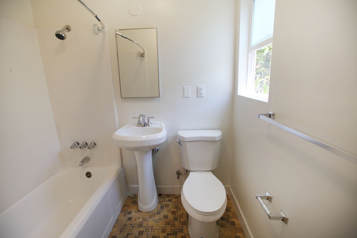 Building Photo - 727 S Mansfield Ave