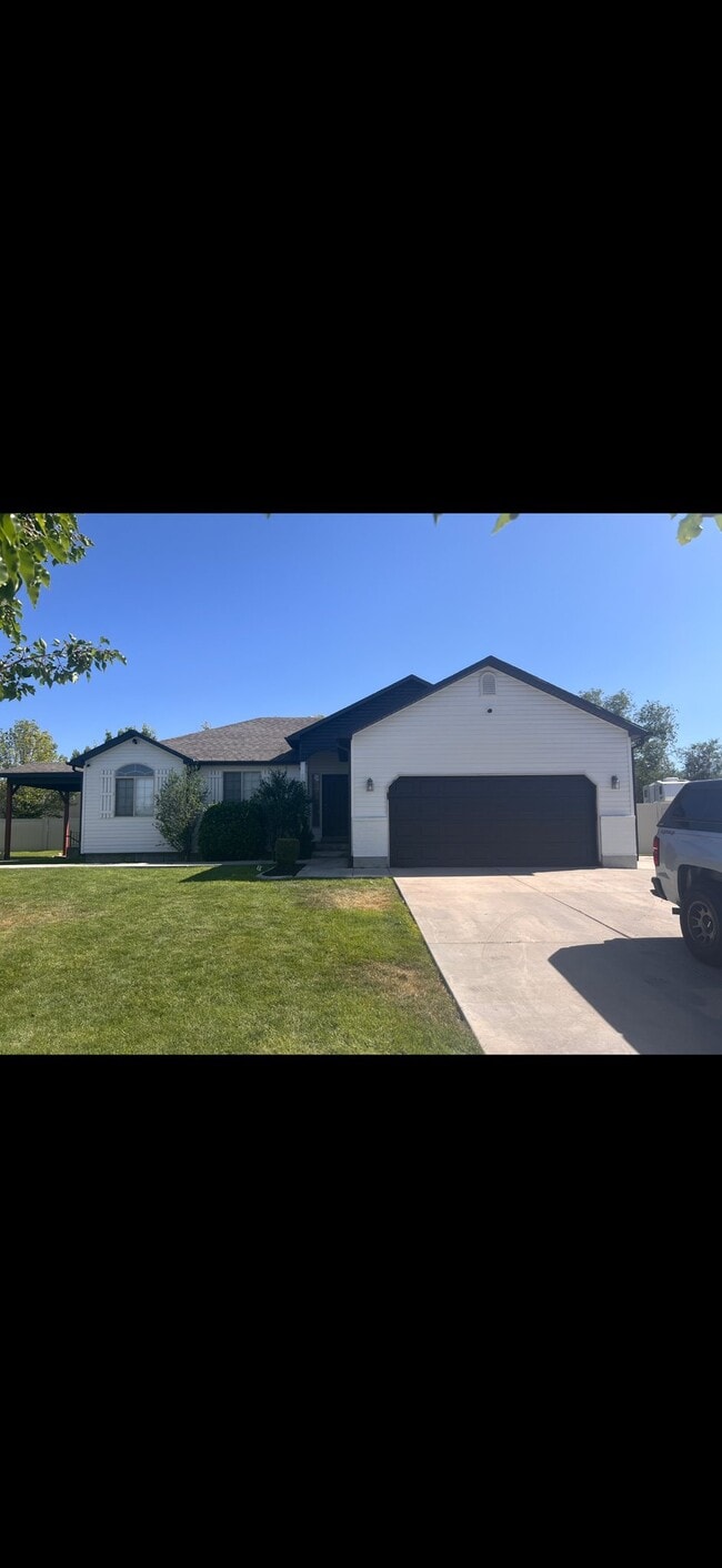 Building Photo - 3004 S Perennial Ct