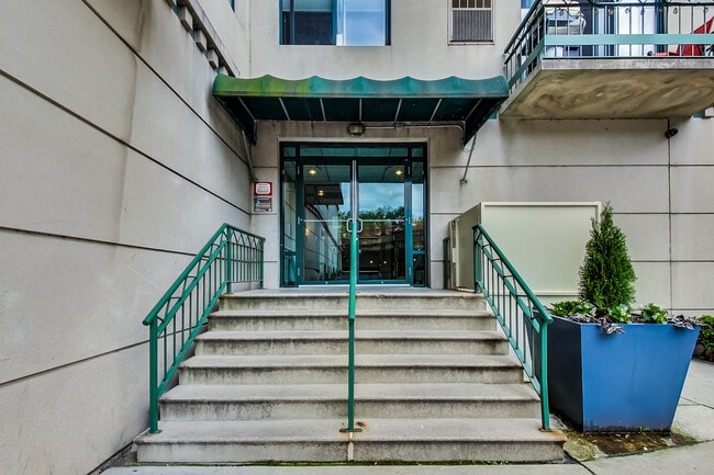 Building Photo - 680 N Green St
