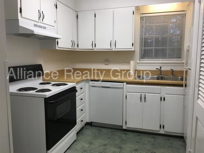 Building Photo - 2104 Montreat Dr