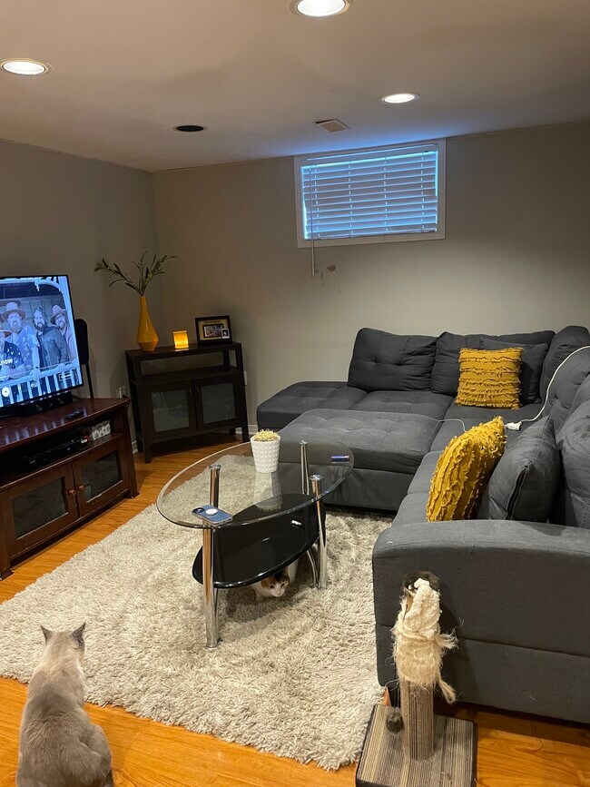 Photo du bâtiment - 1 Bedroom with Parking Near West Mountain