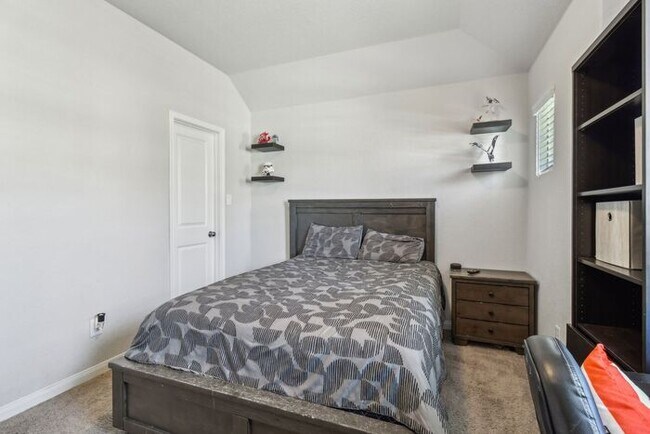 Building Photo - Spacious 1.5 Story Home with a Versatile Floorplan