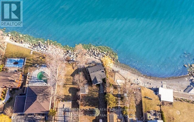 Photo du bâtiment - 18 1/2 Lakeshore Dr
