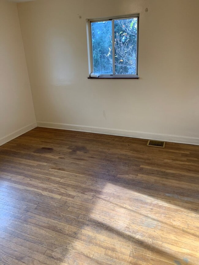 Foto del edificio - Charming 2 bedroom house with hardwood floors