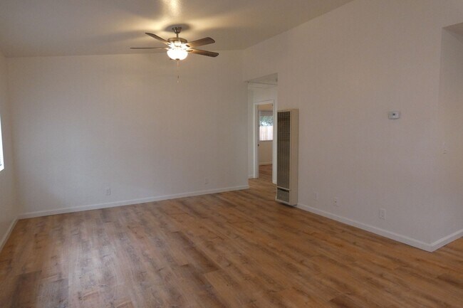 Foto del edificio - HOUSE FOR RENT
