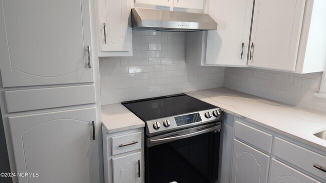 Building Photo - 2117 S Village Dr
