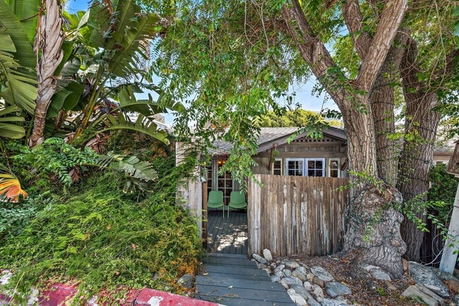 Building Photo - Ever dreamed of living under the sea?!