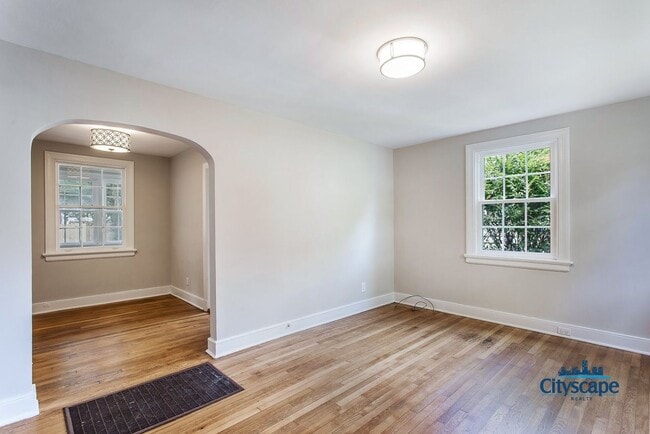 Building Photo - ADORABLE BUNGALOW NEAR MAYMONT AND JAMES R...