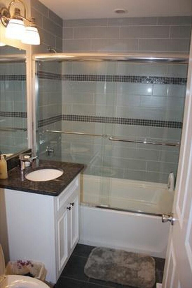 Foto del edificio - Renovated 5-Bedroom in Mission Hill | Central Air | In-Unit Laundry | 9/1