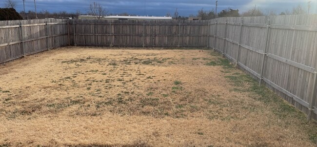 Building Photo - 5212 Oakwood villa