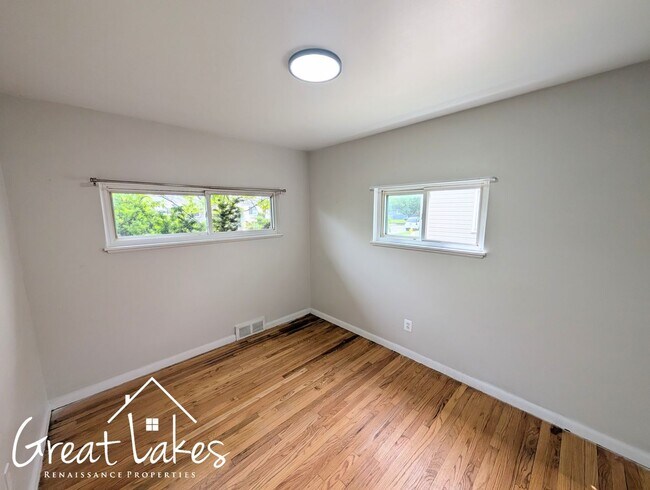 Foto del edificio - Charming 3 Bedroom 2 Bathroom now availabl...