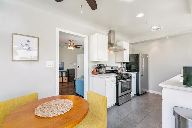 Building Photo - 1644 Vineyard Ave