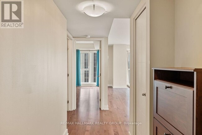 Building Photo - 40-1340 Nepean St
