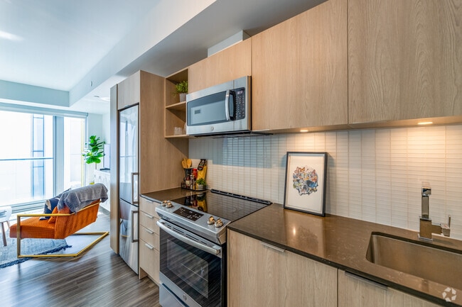 2BR, 2BA - 832 SF - Kitchen - 77 & 99 Gerrard West Apartments