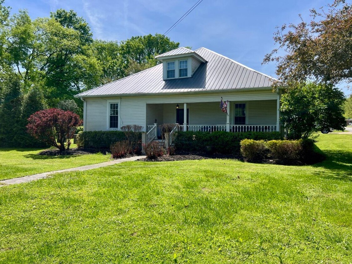 Primary Photo - Stunning Historic Home in College Grove