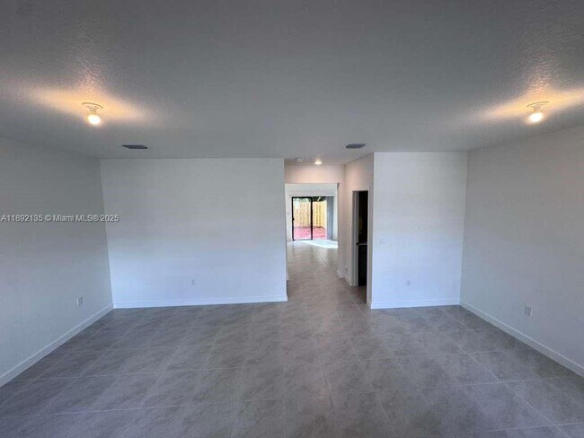 Building Photo - 1549 NE 3rd Ave