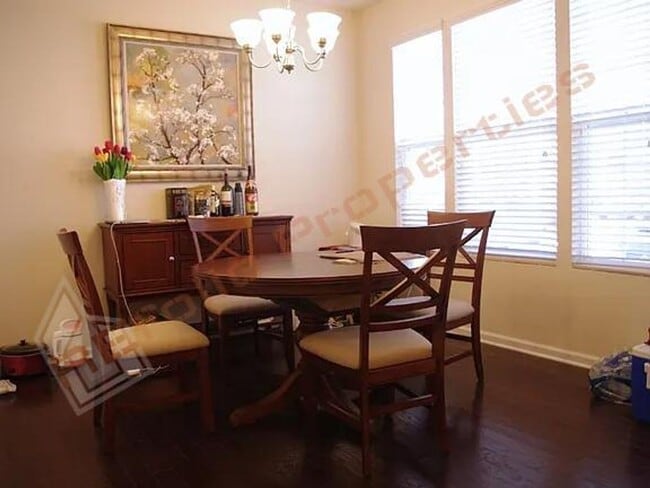 Building Photo - 2 Bedroom, 2.5 Bathroom Townhome with 2 Parking Spaces in Renaissance Park – Minutes from Downtow...