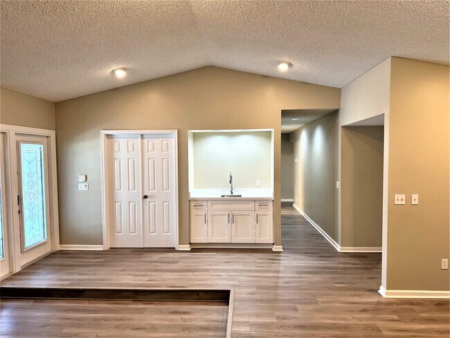 Foto del edificio - 14180 Blackberry Dr