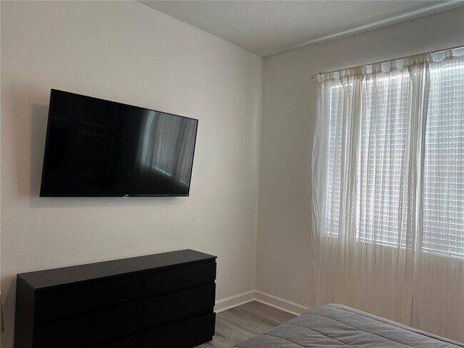 Building Photo - 4715 Sleepy Hollow Dr