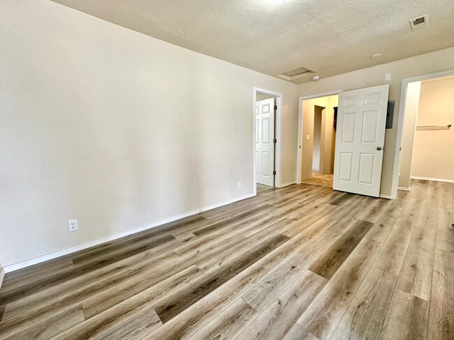 Building Photo - 1076 Sunrise Way