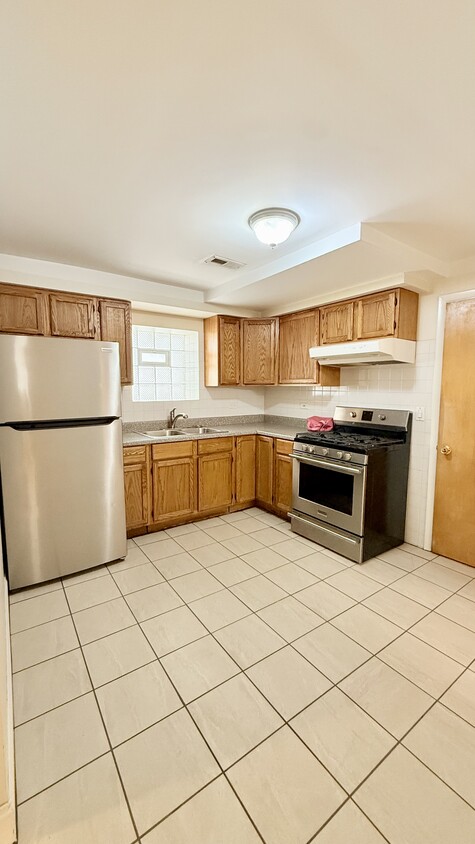 Foto principal - 5843 W Warwick Ave