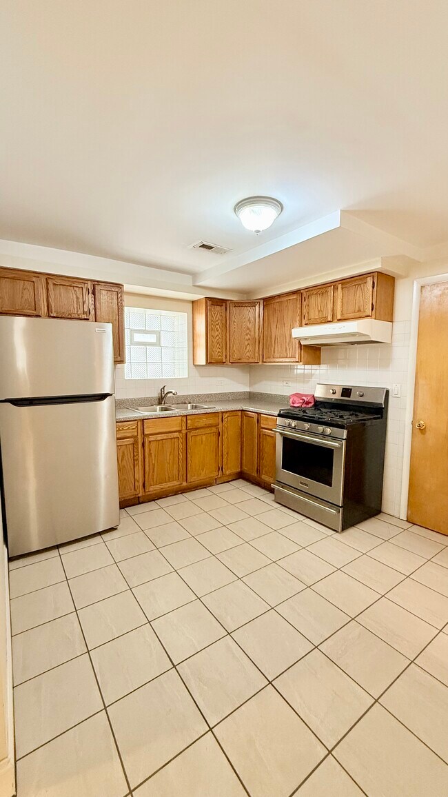 Building Photo - 5843 W Warwick Ave