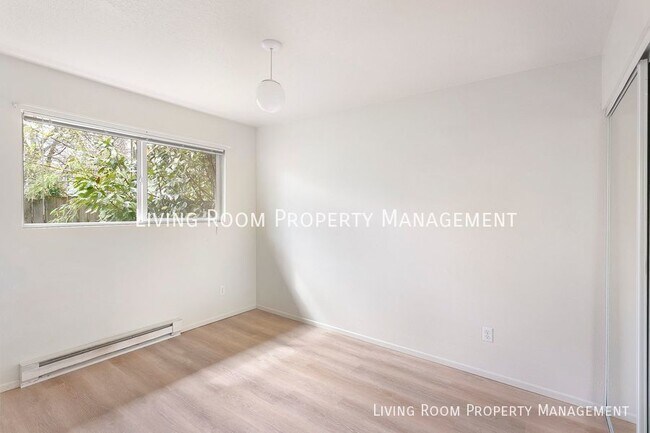 Building Photo - 2 Bedroom 1 Bath mid-century duplex locate...