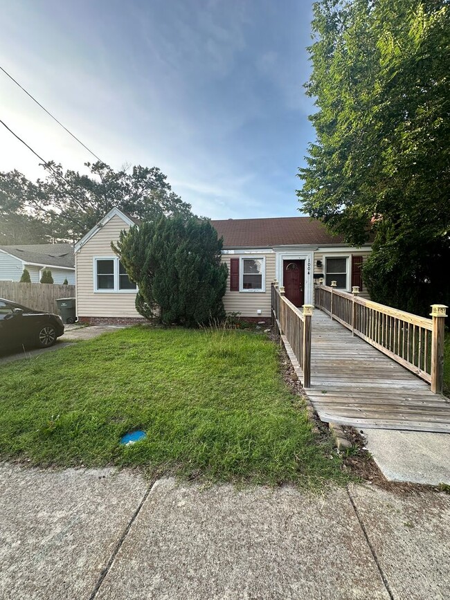 Building Photo - 1004 Hugo St