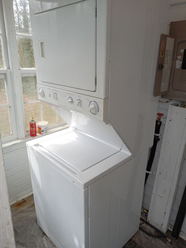 Building Photo - Affordable cozy 2 bedroom, 1-bathroom hous...