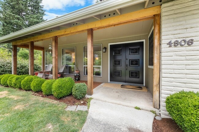 Building Photo - University Place 4 Bed/3 Bath