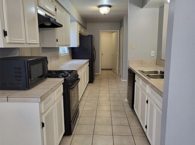 Building Photo - This Home Won't Last Long! Spacious 4 bedr...