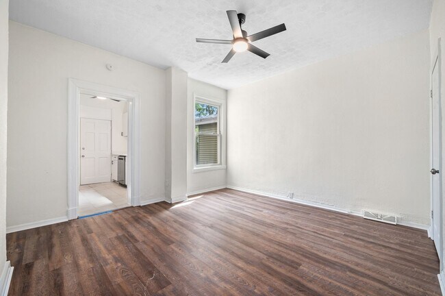Foto del edificio - 3 bed 1 bath - newly updated, central air,...