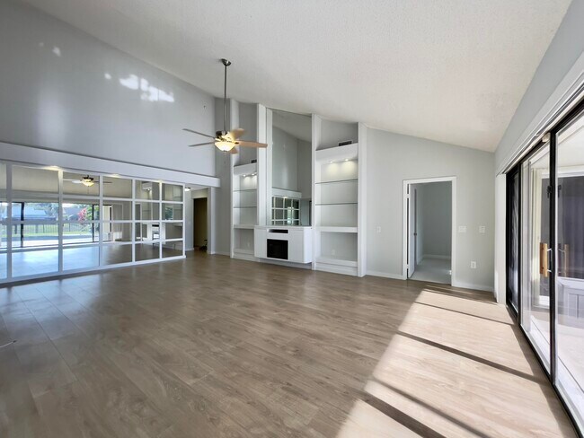Building Photo - 208 E River Park Dr