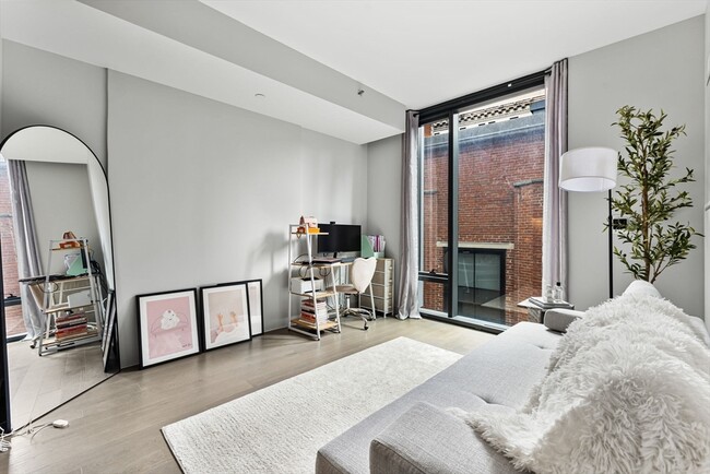 Building Photo - 55 Lagrange St