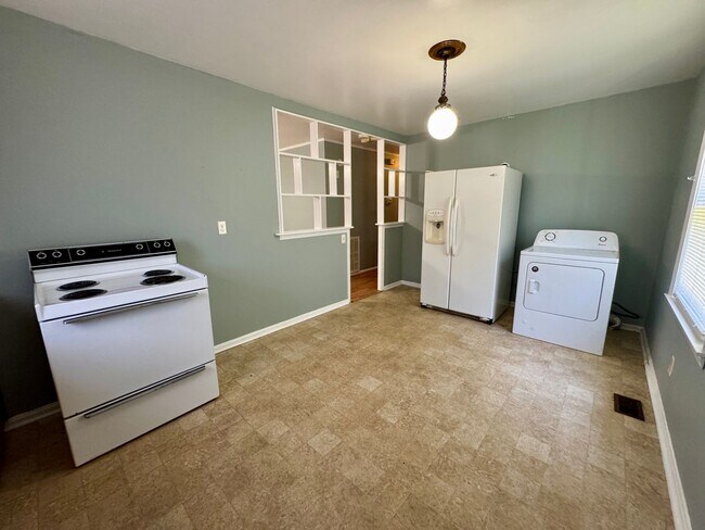 Building Photo - Move-in Ready!