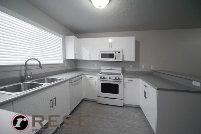 Building Photo - Beautiful Modern Orem Condo w free interne...