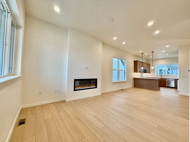 Foto del edificio - NEW CONSTRUCTION Gorgeous 2 Bedroom in clo...
