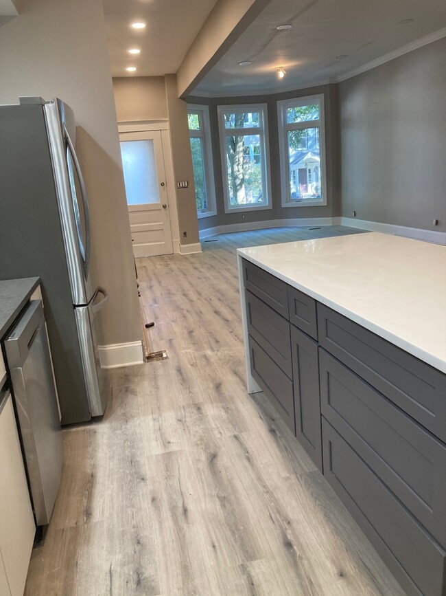 kitchen - 1323 W Barry Ave