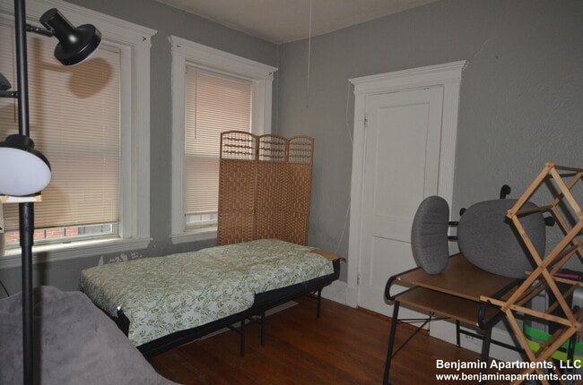 Building Photo - 463 Park Dr