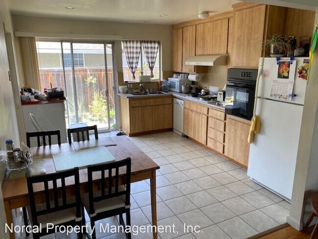 Building Photo - 2 br, 1 bath Apartment - 1325 Warner Ave