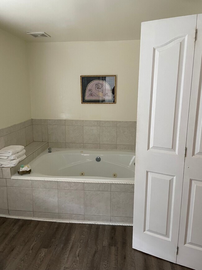 Building Photo - 413 N Maney Ave