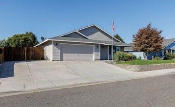 Building Photo - 8007 Redonda Dr