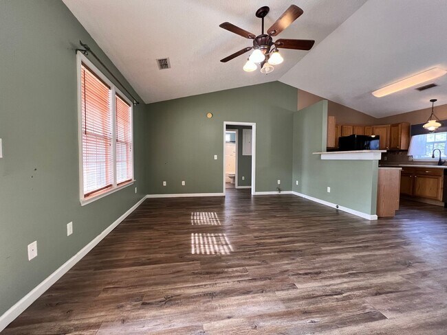 Foto del edificio - AVAILABLE MID-MARCH 2026! (One Pet Maximum)