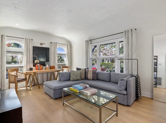 Foto del edificio - 1340 N Harvard Blvd