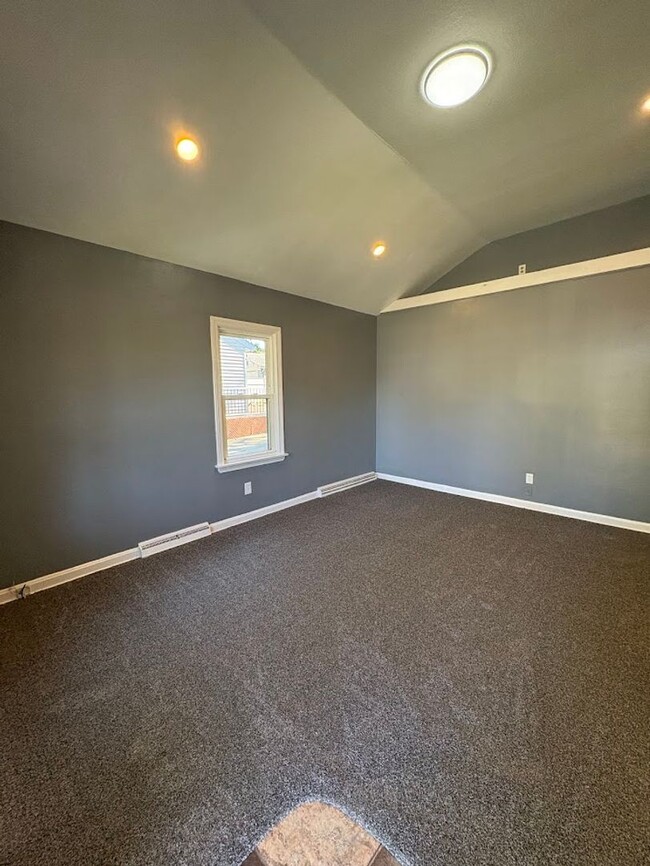 Building Photo - Two bedroom one bathroom home for rent
