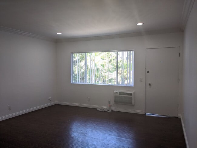 Building Photo - 14024 Oxnard St